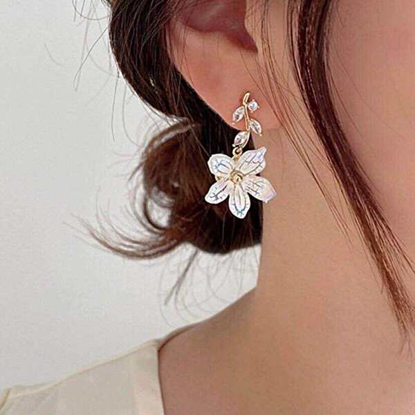 

Flower Decor Drop Earrings, White