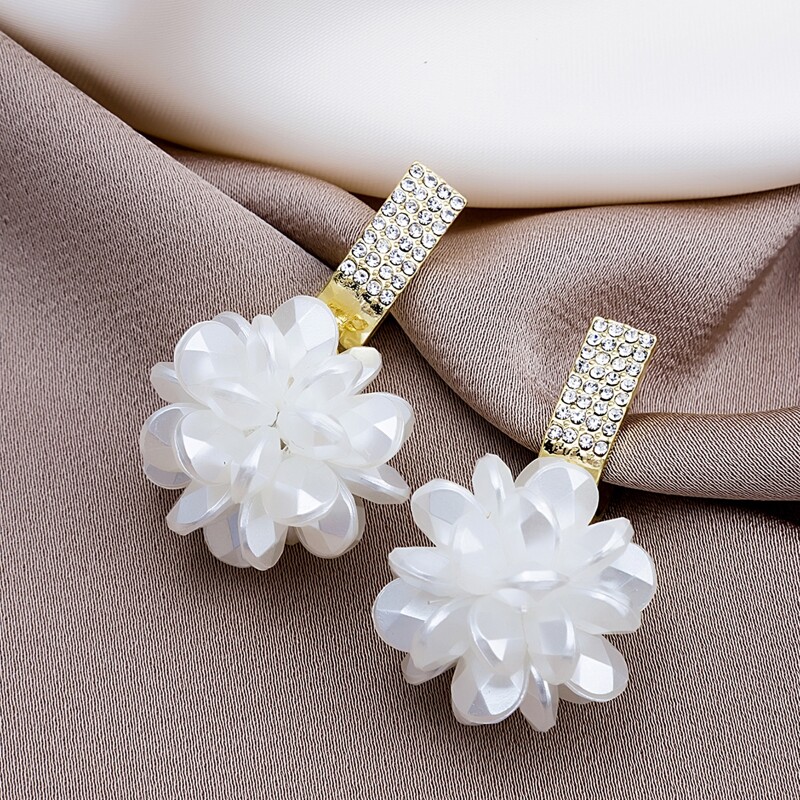 

Flower Design Drop Earrings, White
