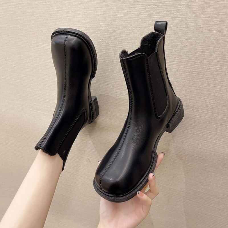 

Minimalist Chelsea Boots, Black