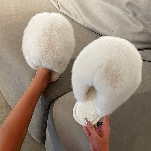 

Minimalist Faux Fur Design Home Slippers, White