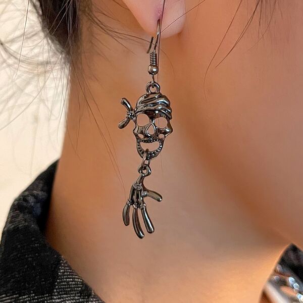 

Skull Decor Drop Earrings, Silver