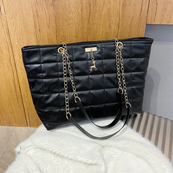 

Metal Decor Quilted Pattern Chain Shoulder Bag, Black