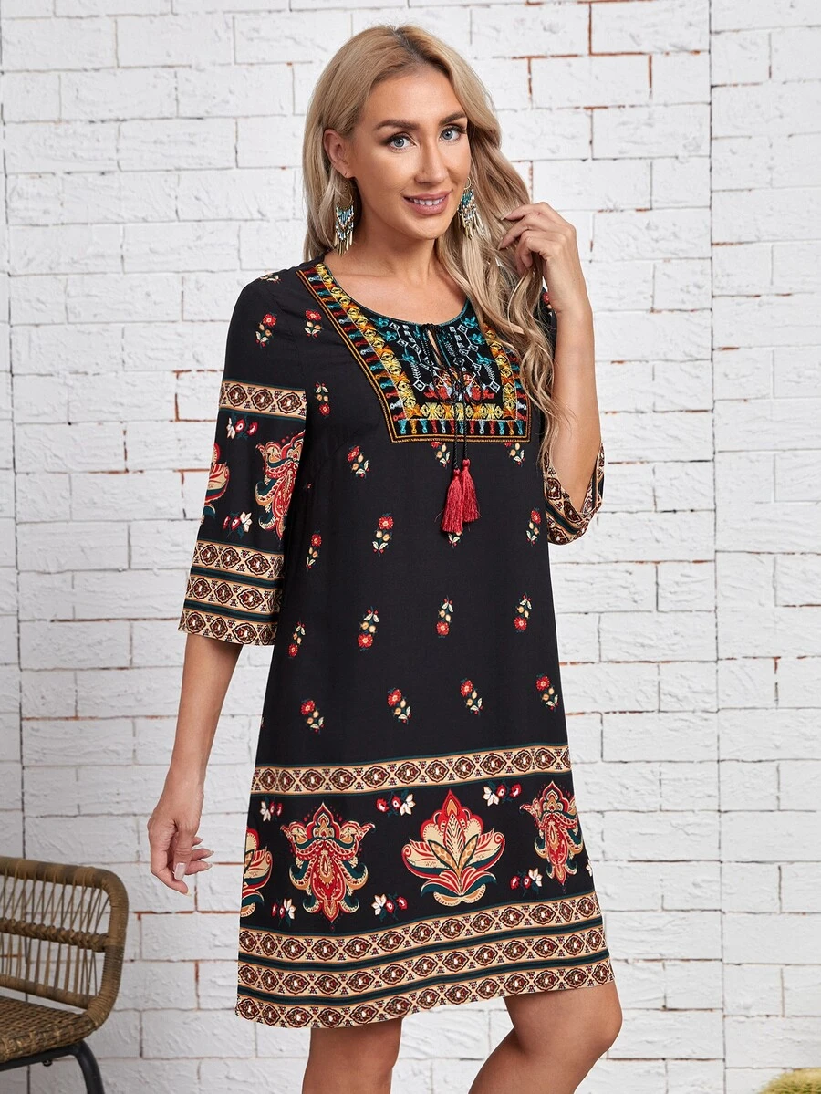 EMERY ROSE Floral Tassel Tie Neck Tunic Dress - الأسود - مشاهدة 1