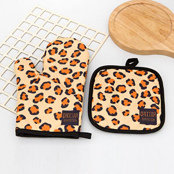 

1pc Leopard Print Microwave Oven Gloves & 1pc Insulation Mat, Multicolor