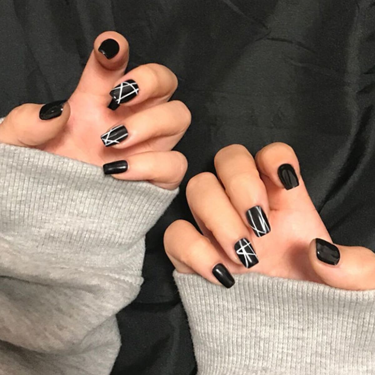 

24pcs Line Art Fake Nail, Black and white
