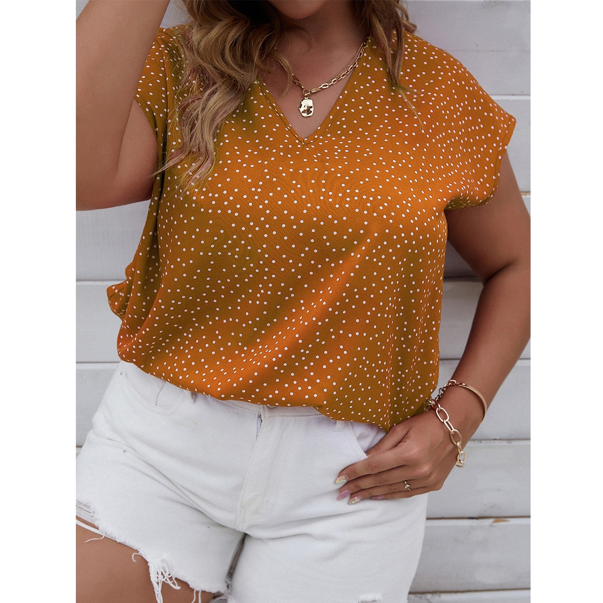 Блуза размера плюс в горошек с v-образным вырезом