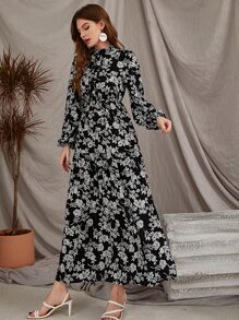 Mulvari Vestido con estampado floral de cuello alto ribete fruncido bajo con fruncido - Blanco y Negro - Ver 4