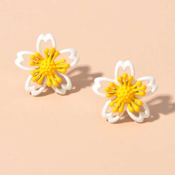 

Flower Decor Stud Earrings, White