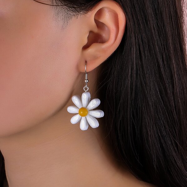 

Flower Decor Drop Earrings, White