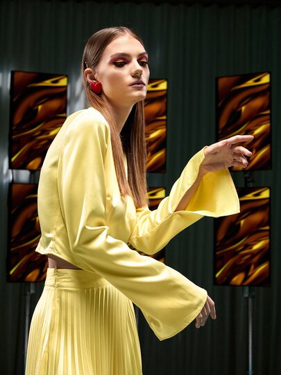JOUDII Split Sleeve Zip Back Crop Top
