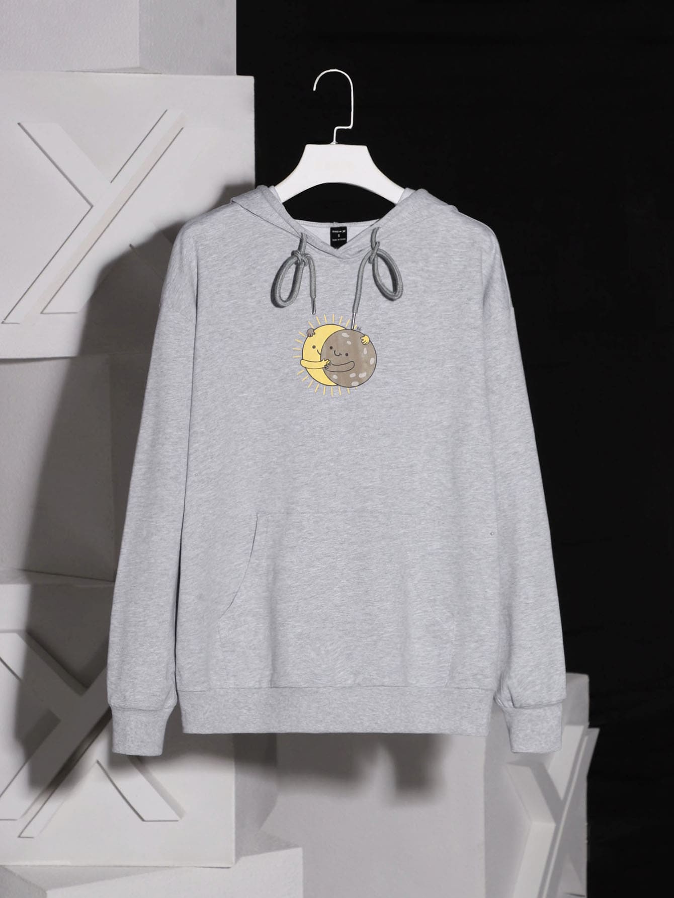 Rili Capucha con estampado de dibujos animados con bolsillo de canguro de hombros caídos con cordón - Gris Claro - Ver 1