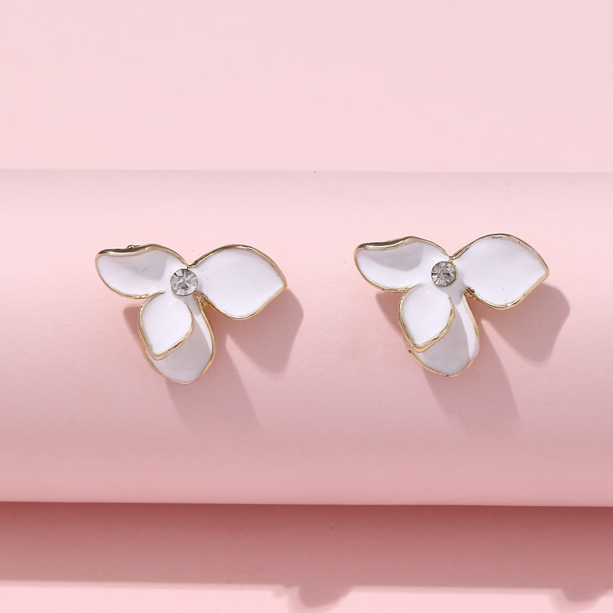 

Floral Decor Stud Earrings, White