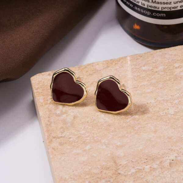 

Heart Shaped Stud Earrings, Burgundy
