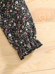 年輕女孩花卉圖案立領泡泡袖上衣和裙子