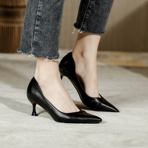

Minimalist Mid Heeled Court Pumps, Black