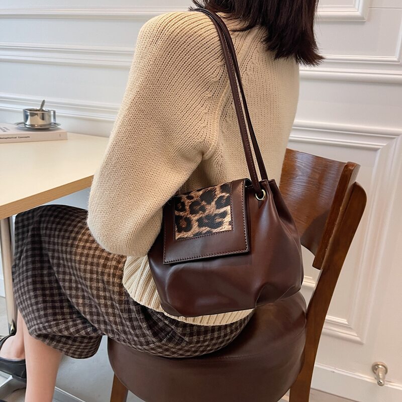 

Leopard Graphic Flap Shoulder Bag, Coffee brown