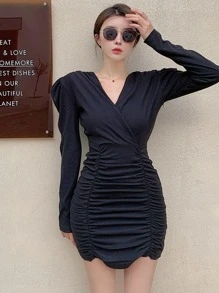 Gaun Bodycon Berkerut dengan Leher Surplice Polos - Hitam - View 1