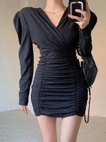 Gaun Bodycon Berkerut dengan Leher Surplice Polos - Hitam - View 3