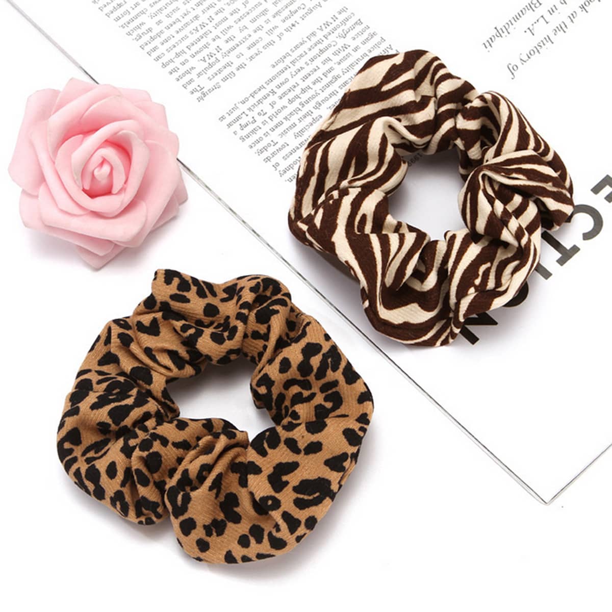 

2pcs Leopard Print Scrunchie, Multicolor
