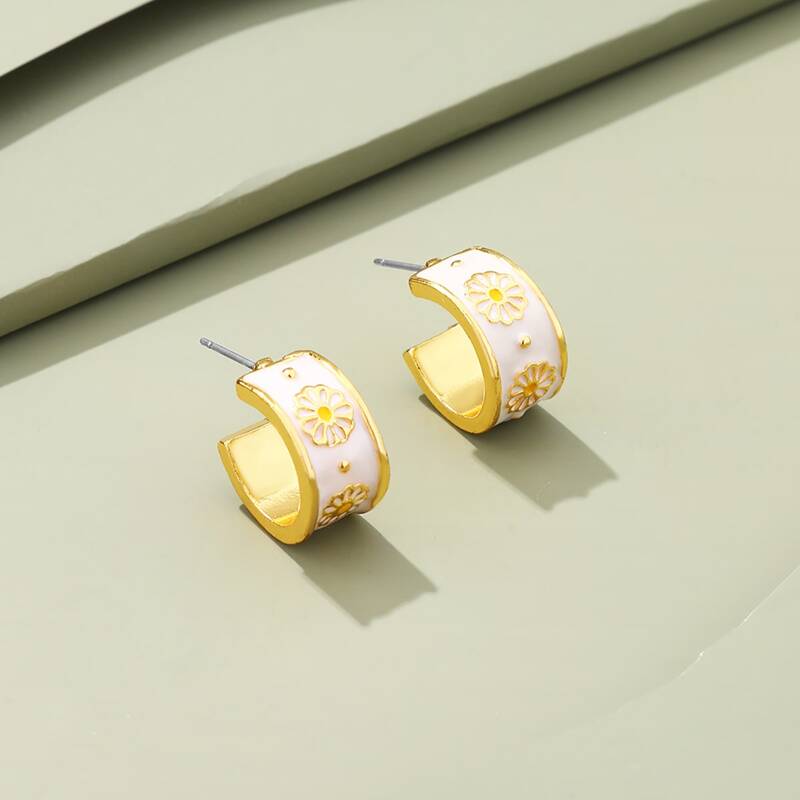 

Floral Graphic Hoop Earrings, White