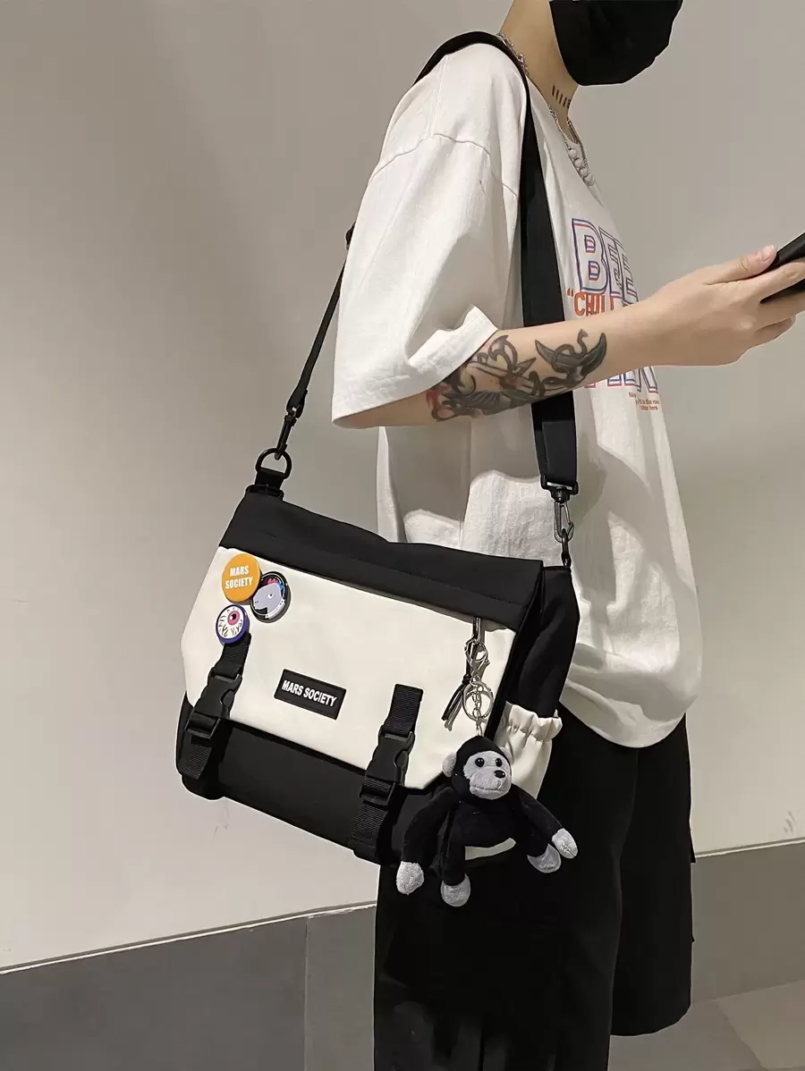 Túi đeo vai đa năng cho học sinh trung học phổ thông Túi đeo vai thường ngày Túi đeo chéo nam có huy hiệu trang trí, Túi xách đi học để du lịch, đại học, ngoài trời, thể thao, đi làm Túi đeo chéo Túi vuông cho ngày lễ Quà tặng mùa hè cho nam Túi đại học Quà tặng Ngày của cha cho bố Túi đựng sách Túi đi học ký túc xá đa năng đi làm tối giản Halloween Giáng sinh Túi nam Túi học sinh Túi đựng sách Quà tặng Scream cho nam Túi đeo chéo cho kỳ nghỉ lễ Tạ ơn mùa thu - Đen và trắng - Xem 1