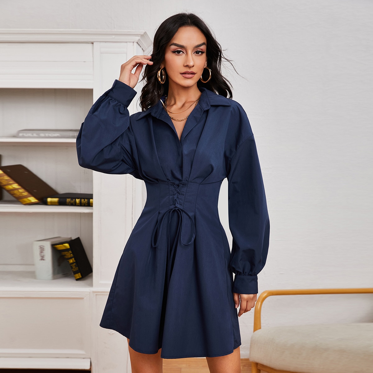 Расклешенное платье-рубашка с рукавами-фонариками на шнуровке