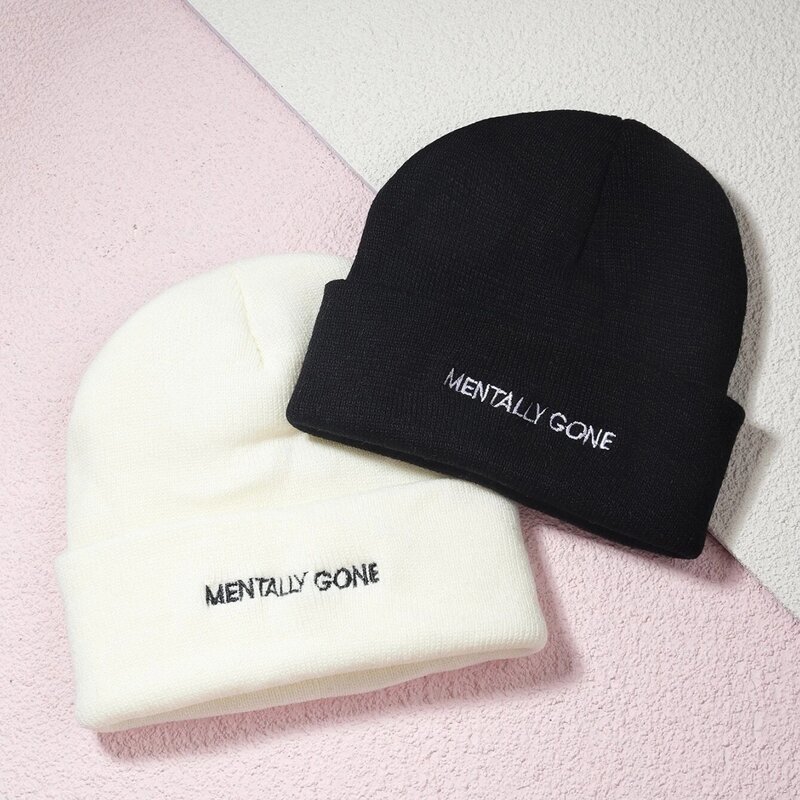 

2pcs Letter Graphic Beanie, Black and white