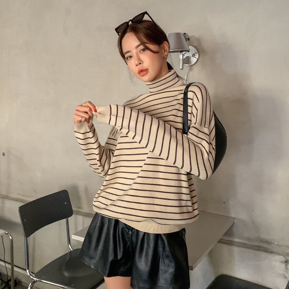 Свитер в полоску с высоким воротником