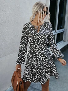 斑點印花繫帶領燈籠袖荷葉邊洋裝 - 黑與白 - 查看 1