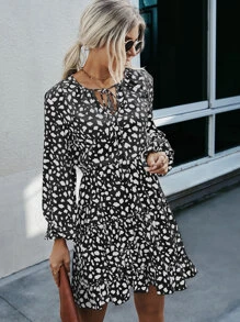 斑點印花繫帶領燈籠袖荷葉邊洋裝 - 黑與白 - 查看 4