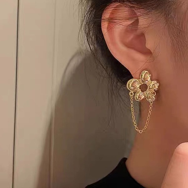 

Flower Earrings With Chain, Gold