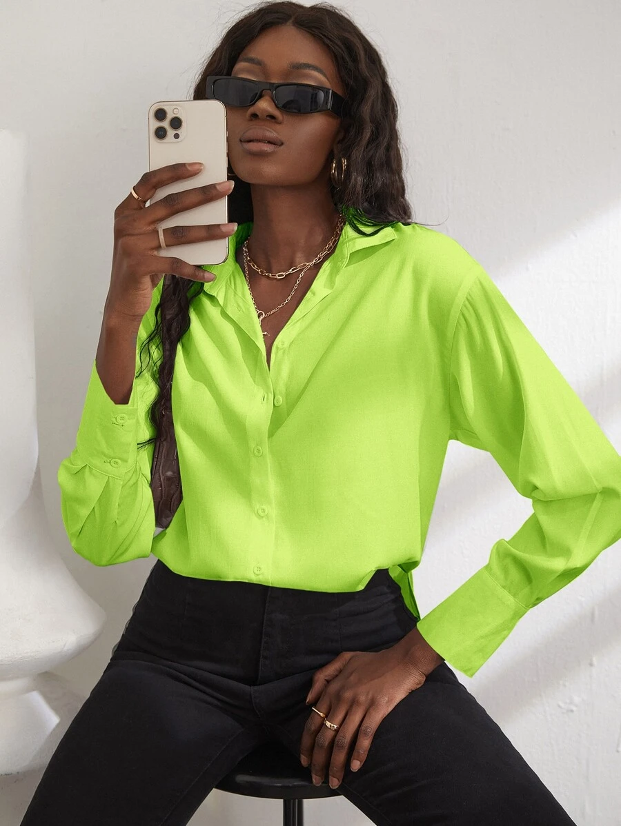 Blusa verde neón bajo con abertura irregular
