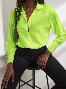 Blusa verde neón bajo con abertura irregular