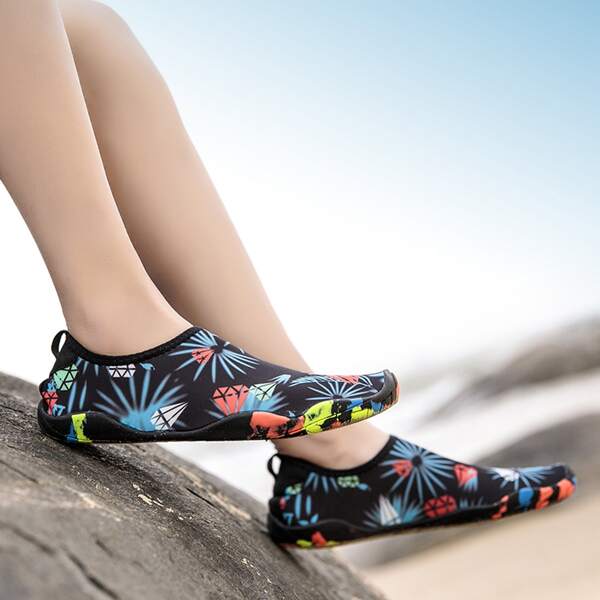 

Diamond Graphic Slip-On Water Shoes, Multicolor