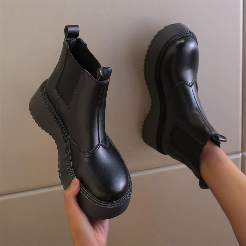 

Minimalist Chelsea Boots, Black