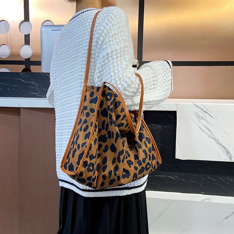

Leopard Graphic Tote Bag, Multicolor