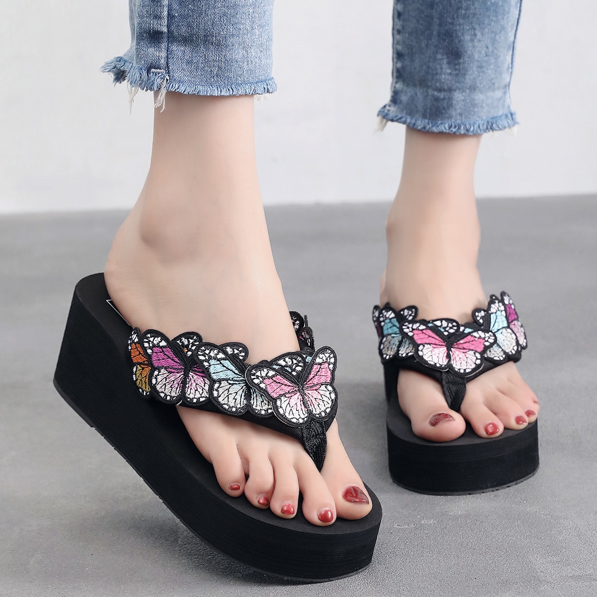 Контрастные вьетнамки с бабочкой