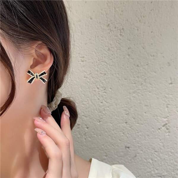 

Faux Pearl Bow Decor Stud Earrings, Black