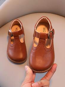 1對女孩珍平底鞋,帶扣細節
