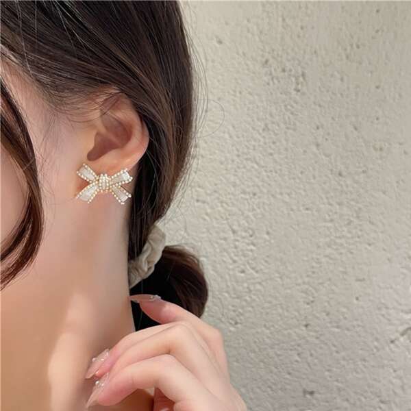 

Faux Pearl Bow Decor Stud Earrings, White