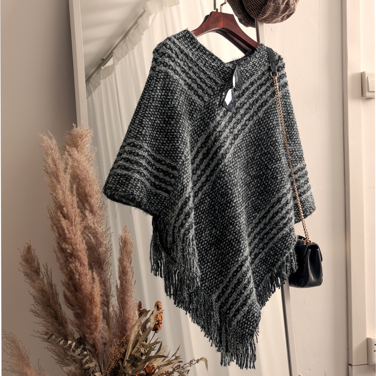 Вязаное пончо с рукавами "летучая мышь" с бахромой в полоску