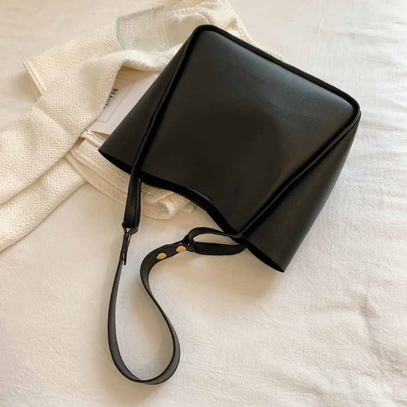 

Minimalist Shoulder Bag, Black
