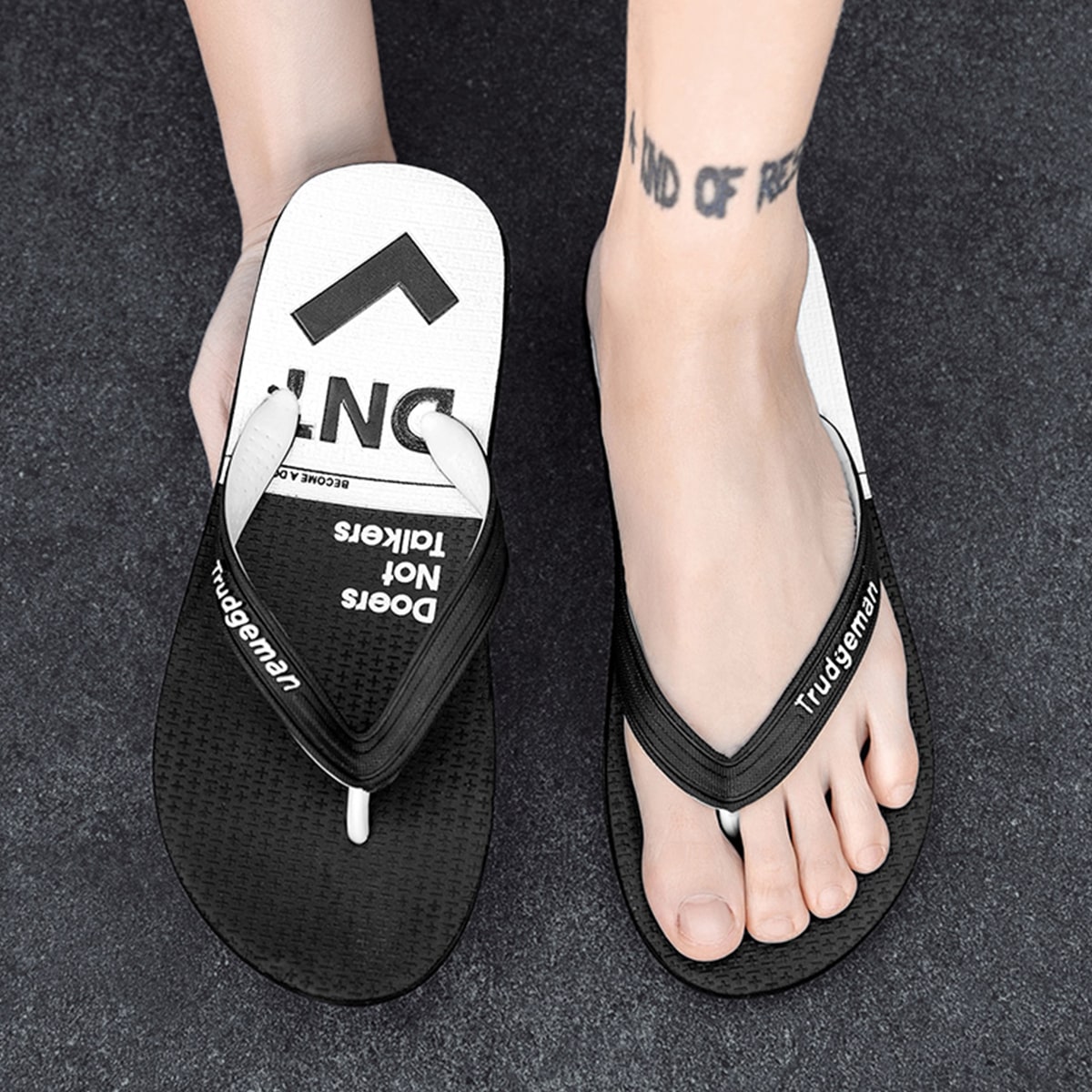 Вьетнамки с текстовым принтом для мужчины