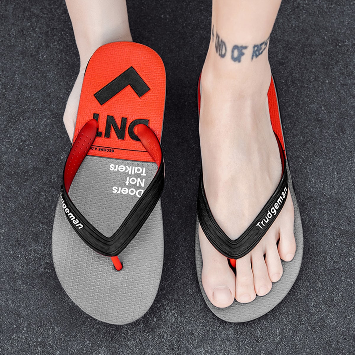 Контрастные вьетнамки с текстовым принтом для мужчины