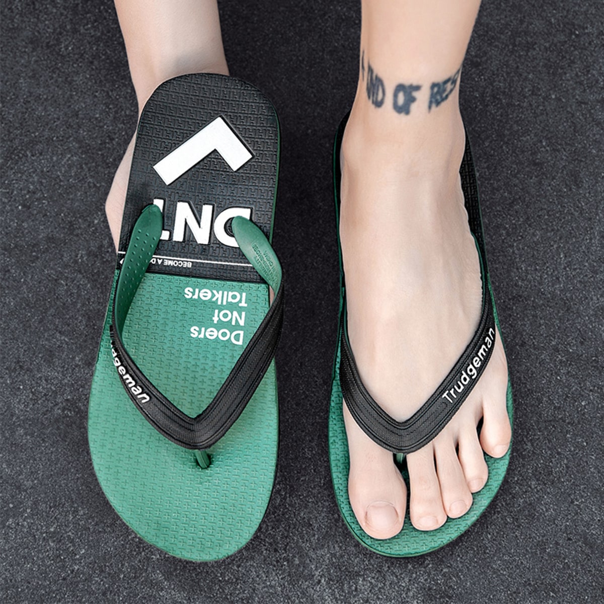 Вьетнамки с текстовым принтом для мужчины