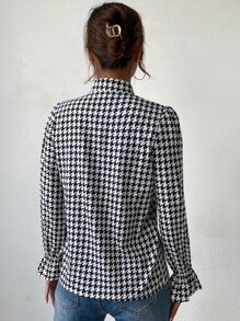 Mulvari 千鸟格缺口领荷叶边袖衬衫，长袖上衣 - 黑與白 - 查看 2