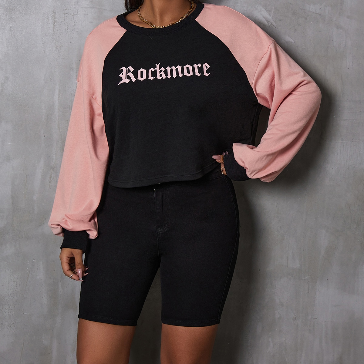 размера плюс Свитшот с текстовым принтом Контрастный