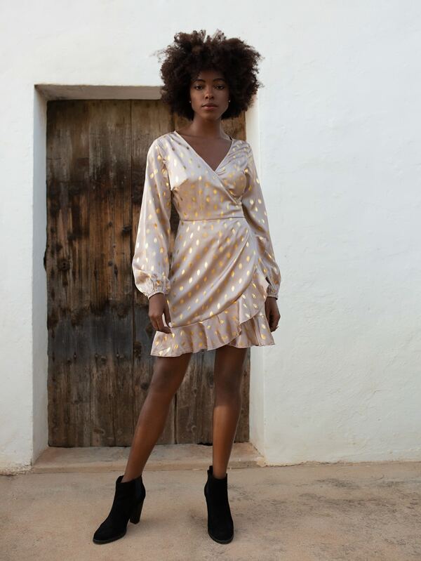 SHEIN Vestido con estampado de lunares dorados de manga farol bajo con fruncido cruzado de color metálico