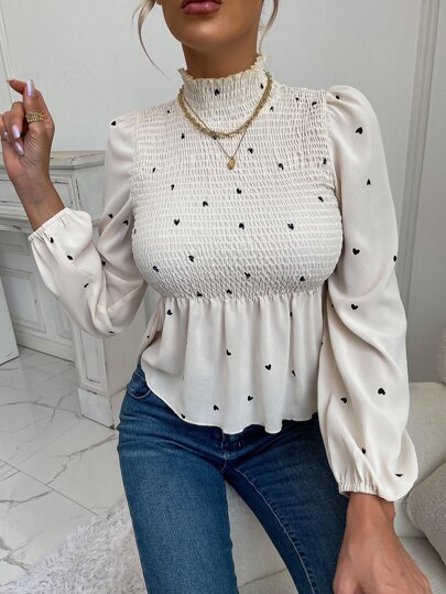 SHEIN Frenchy Blusa con estampado de corazones, mangas tipo obispo fruncida, cuello alto con volantes, dobladillo con volantes