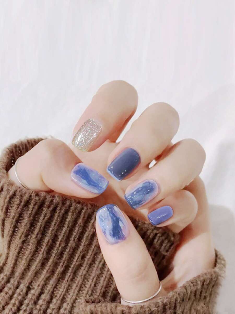 用24入組短方形污跡藍色假指甲和1入組指甲銼和1張膠帶為女士和女孩升級您造型 - 霧霾藍 - 查看 1